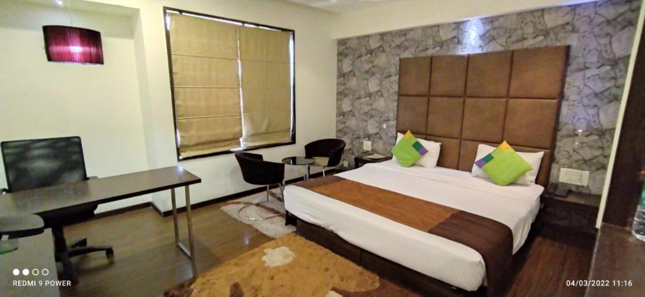 Hotel Lxia Hinjewadi - Indian Nationals Only Pimpri-Chinchwad ภายนอก รูปภาพ