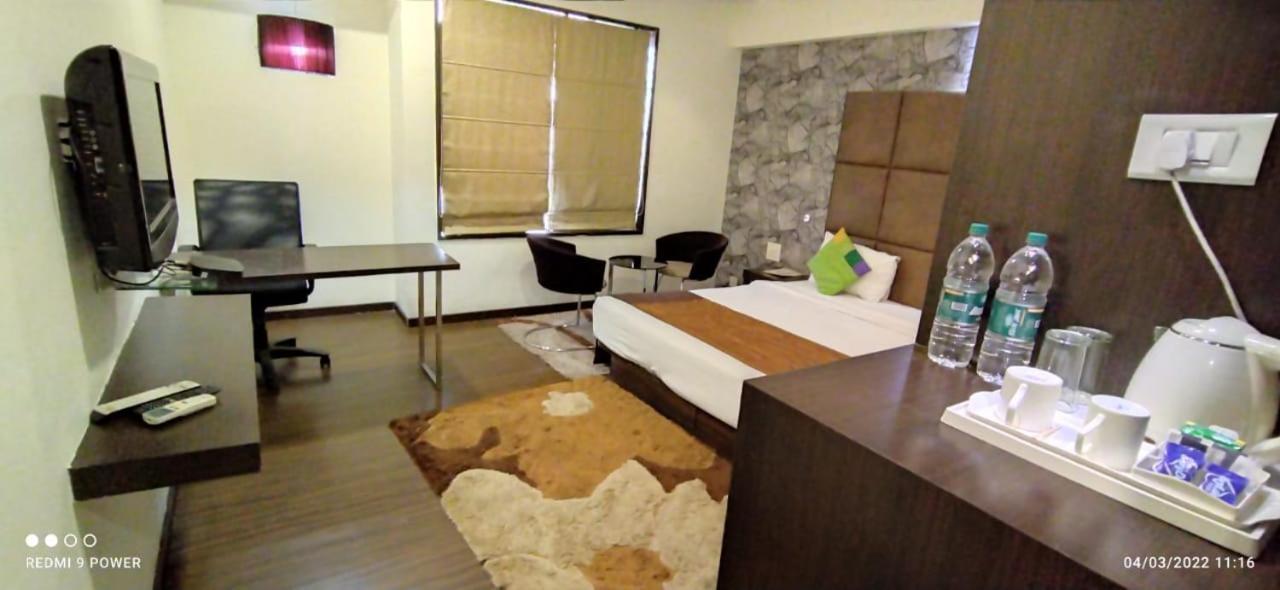 Hotel Lxia Hinjewadi - Indian Nationals Only Pimpri-Chinchwad ภายนอก รูปภาพ