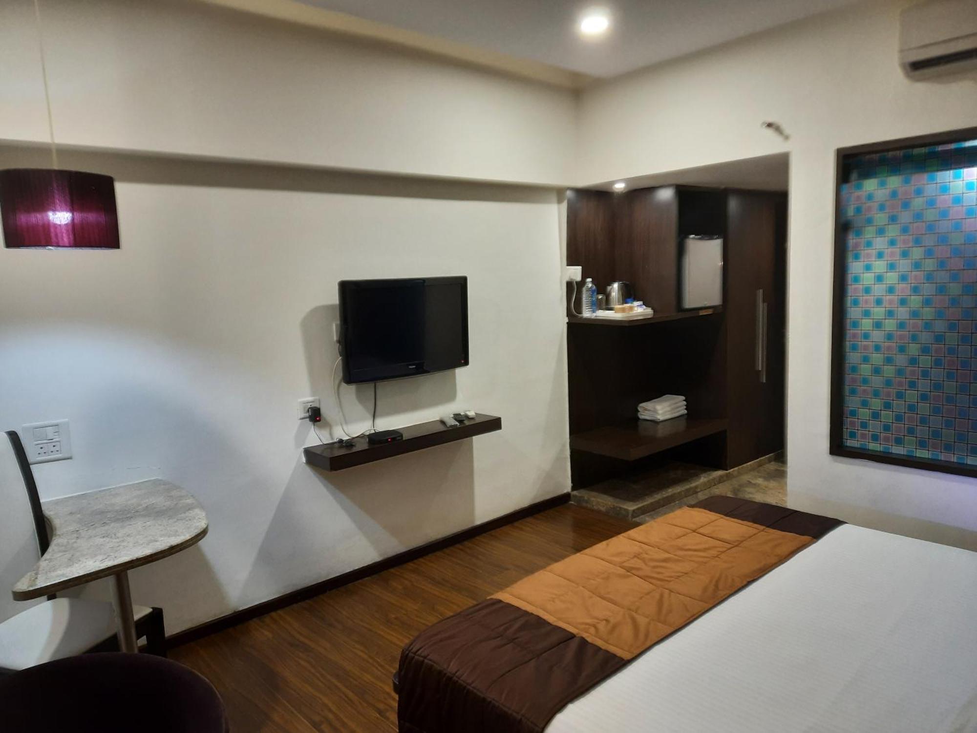 Hotel Lxia Hinjewadi - Indian Nationals Only Pimpri-Chinchwad ภายนอก รูปภาพ