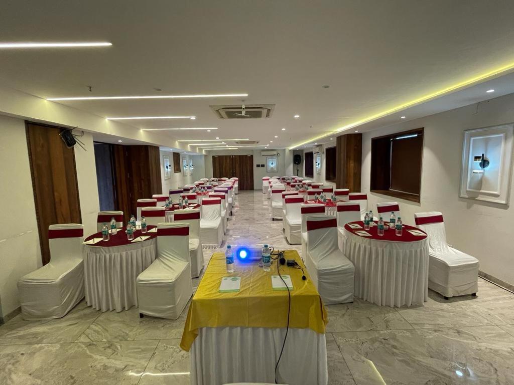 Hotel Lxia Hinjewadi - Indian Nationals Only Pimpri-Chinchwad ภายนอก รูปภาพ