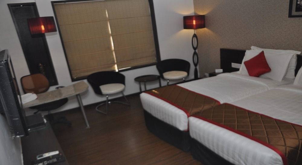 Hotel Lxia Hinjewadi - Indian Nationals Only Pimpri-Chinchwad ภายนอก รูปภาพ